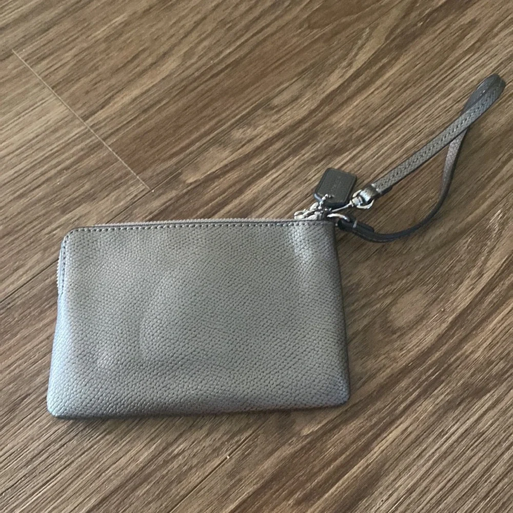 TURNLOCK BOW CORNER ZIP WRISTLET IN PATENT LEATHER (COACH F64648)SILVER/GUNMETAL